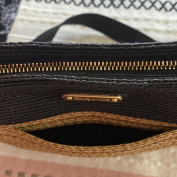 Eric Javits Crossbody. Tan/Black Woven Material. - Picture 9 of 13